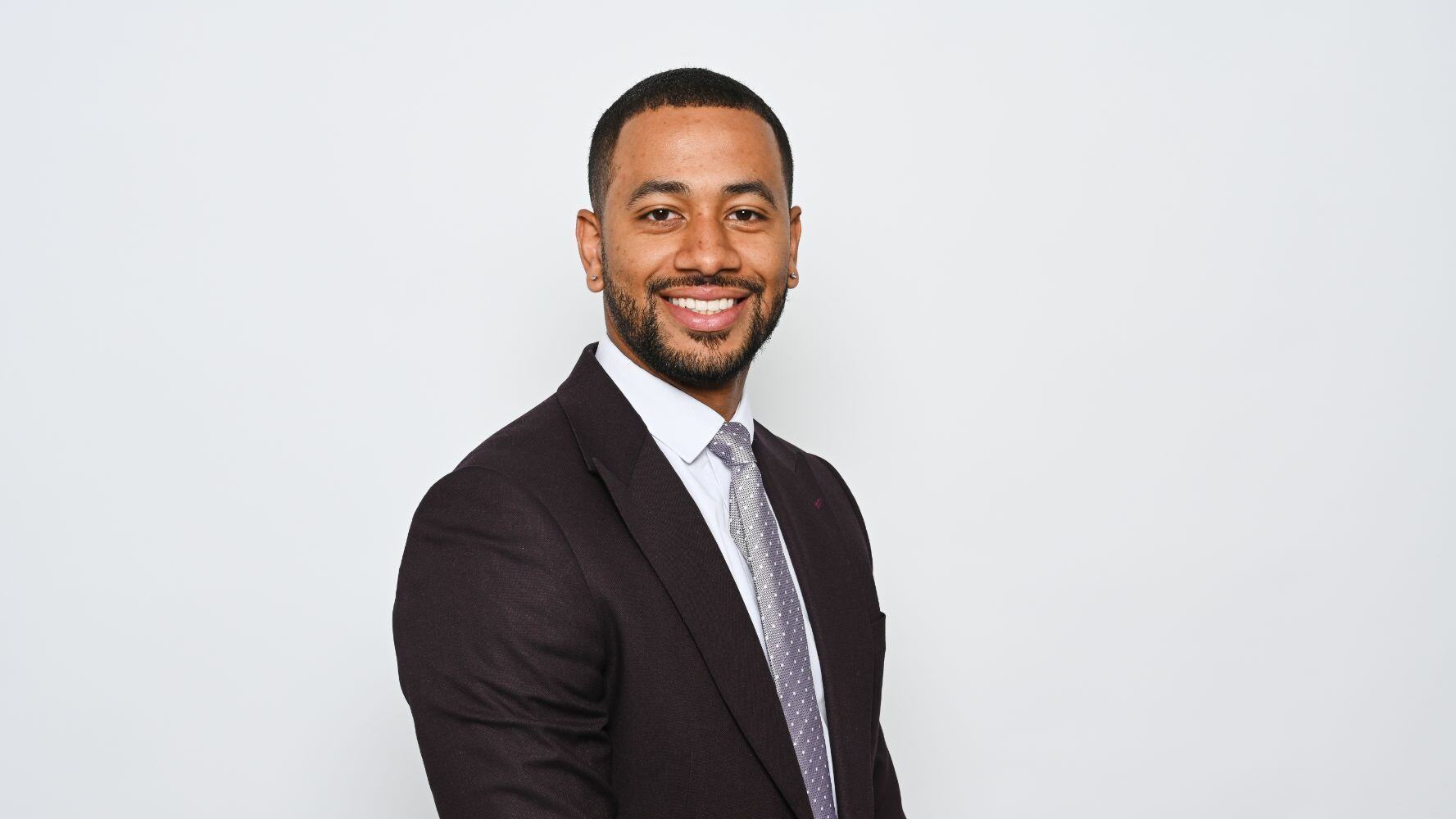 Aaron Hinds 